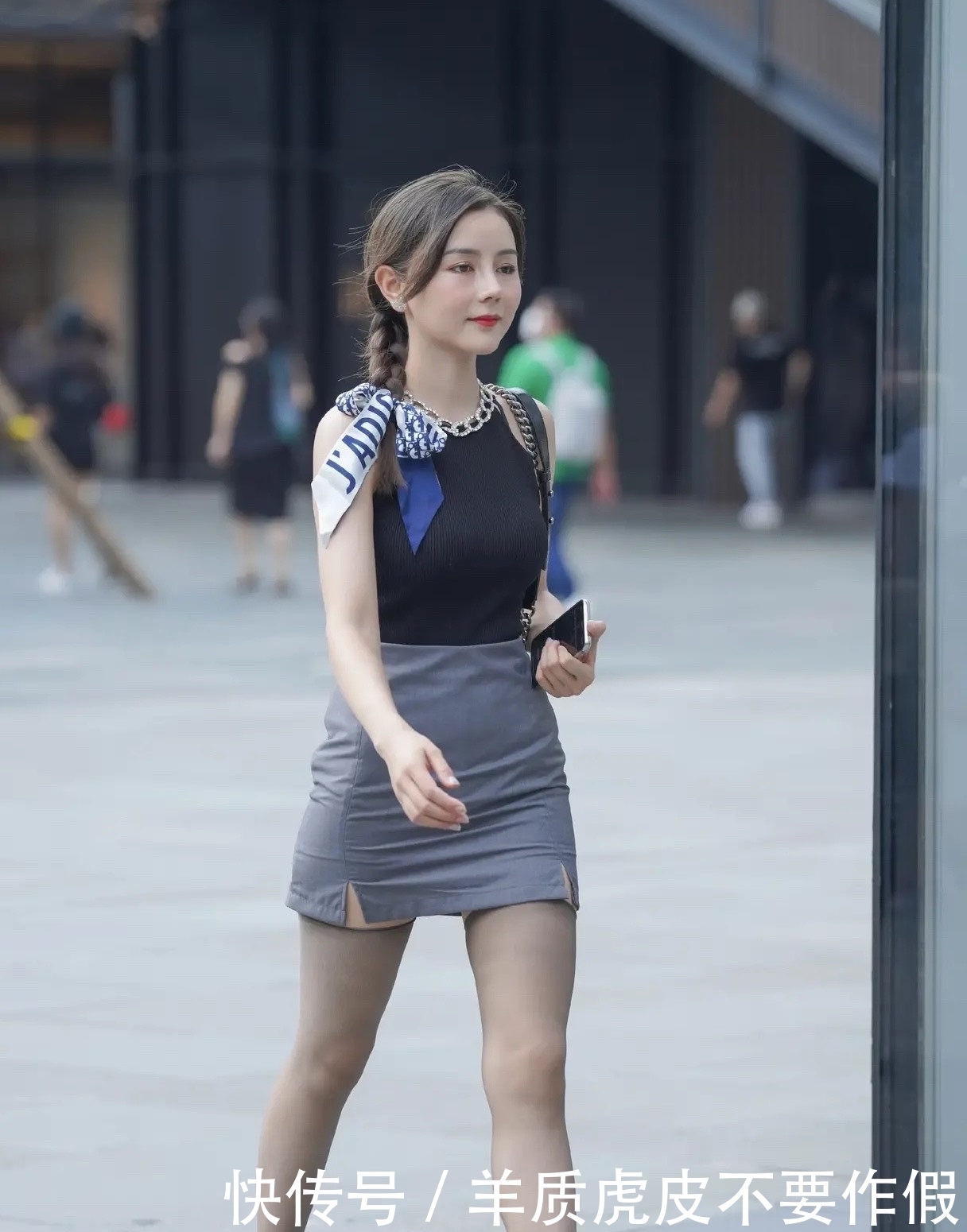 女生这样穿去逛街,既舒适又百搭,真是魅力十足