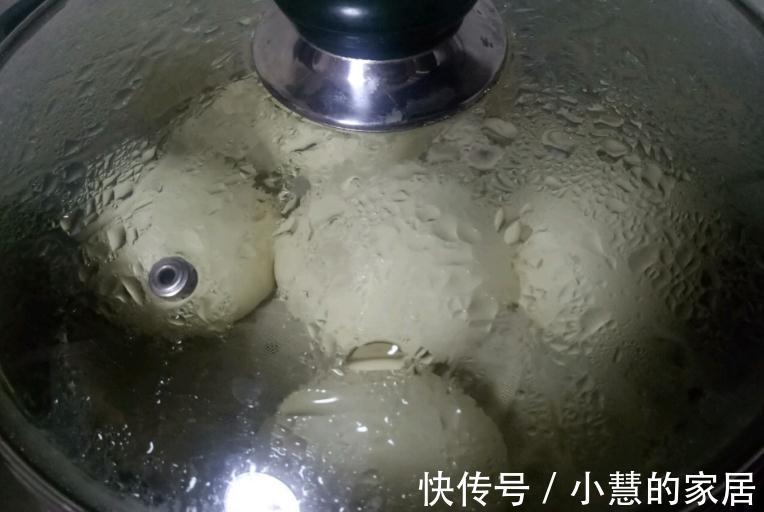 天冷了发面难?记住“一放两技巧”,30分钟发好,馒头饱满又暄软