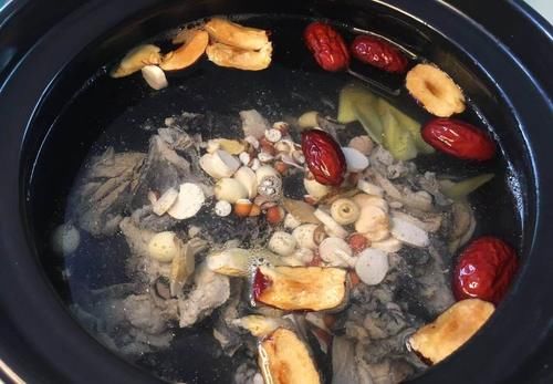 春天湿气太重,多给家人喝这汤,营养滋补又祛湿,让你一身轻松