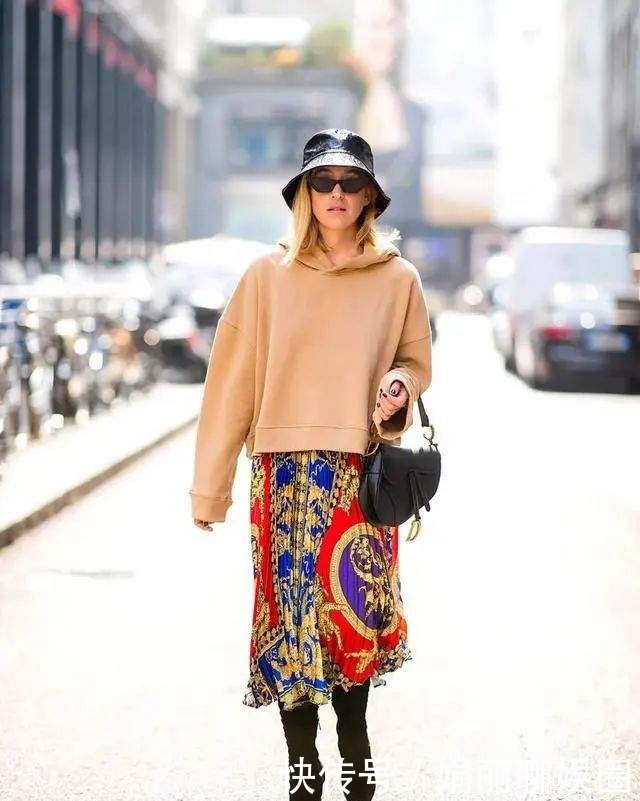 青春|卫衣下面别再配牛仔裤,今冬流行这样穿,青春洋气不说,还时尚