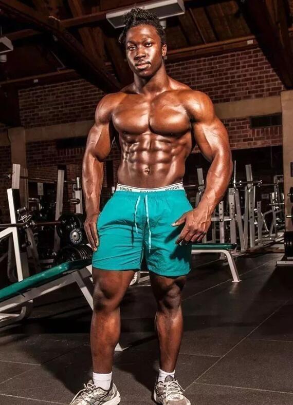 牛蛙腿|26岁小伙坚持练腿，大腿比腰还粗，被称世界上最强壮牛蛙腿