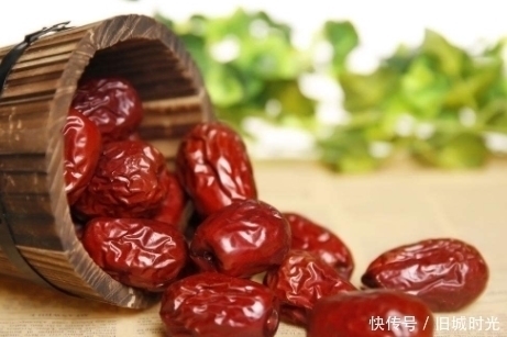 中老年人|红枣加它泡在一起,睡前喝一杯,湿气没了,气血好了,赶走大肚腩