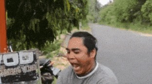 |搞笑GIF:表妹担心有人偷竹子,她每天一个人去后山点数!