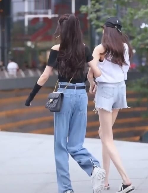 浅蓝色|同身形闺蜜出街,终于知道穿长裤和穿短裤的区别差距一目了然