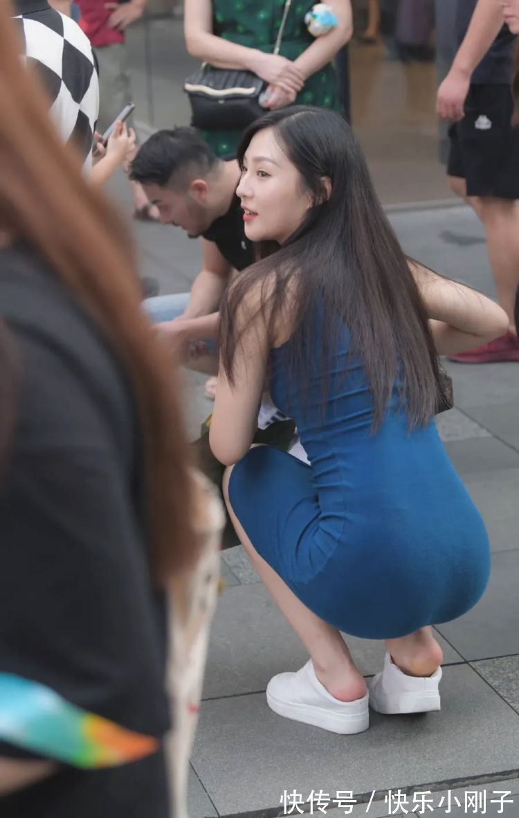 穿搭 修身连衣裙穿搭的女孩,简单休闲!