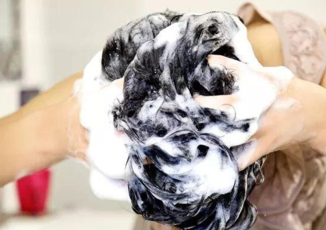 中性|为啥天天洗头,头发却越来越油?正确洗头方式等你来看!