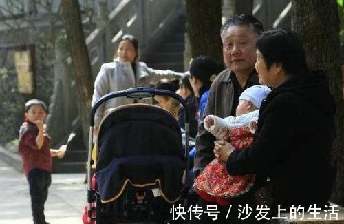 70后|新型啃老遇见对手,70后父母达成共识:不帮你带娃也不用你养老