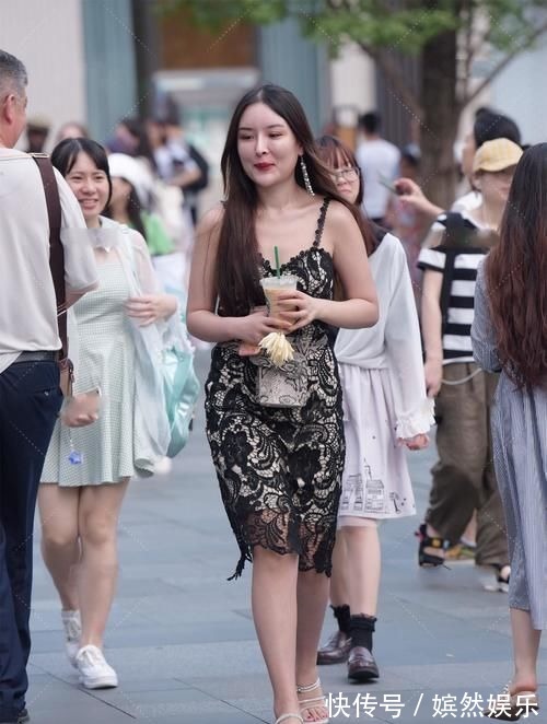 裙子 黑色和白色叠层的连衣裙,有层次感,穿上很高级