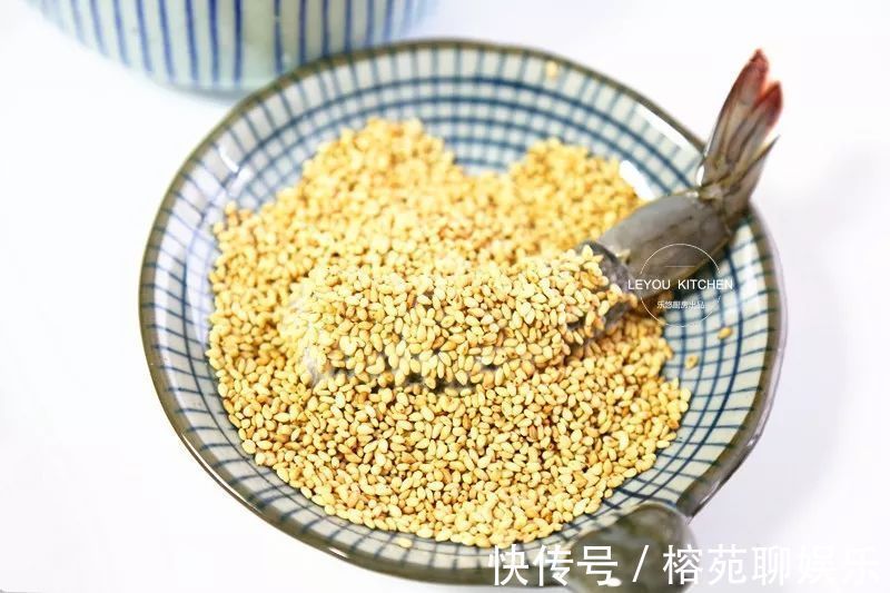 年夜饭,虾的别样做法,香酥鲜美,寓意节节高,不知不觉就吃光了