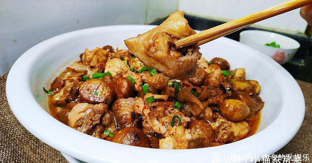 香气扑鼻|用板栗和鸡肉这种做法很简单,上锅一蒸,香气扑鼻,一大盘不够