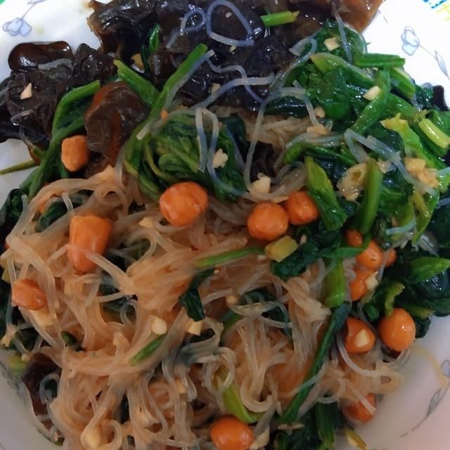 凉拌菠菜粉丝，清爽可口，解腻开胃