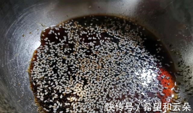 松肉针|五花肉别再红烧了，试试做成脆皮版，色泽金黄，酥脆鲜香，超好吃！