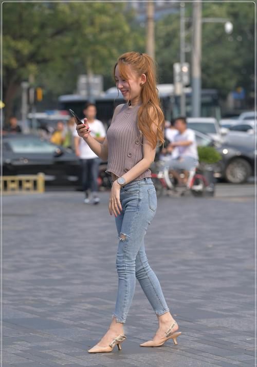 美女穿搭：灰色粉红色的细针织与轻牛仔裤，纯净优雅，光滑浪漫