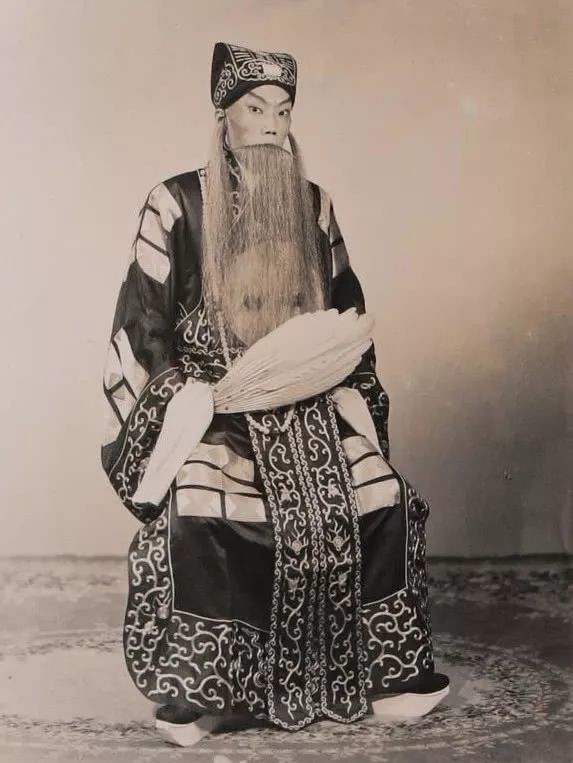 小传|孟小冬小传:与梅兰芳游龙戏凤,被杜月笙明媒正娶的反串“冬皇”