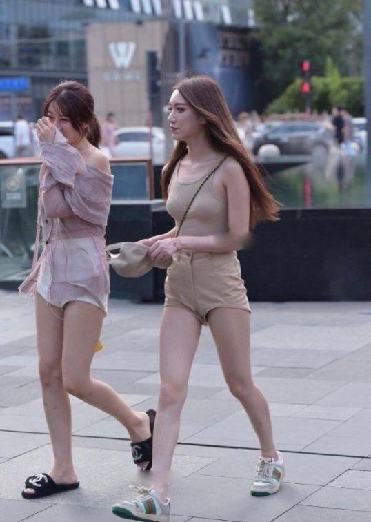 牛仔裤 穿着卡其色,时尚而老成,充满高级感