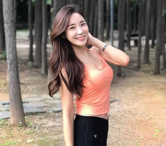 播音员 35岁的美女播音员,经常健身善于保养,浑身散发女性魅力