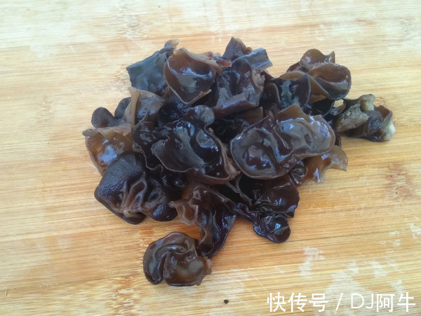 西芹|它是天然“碱性食物”，常吃口气不臭，秀发乌黑，皮肤细腻有光泽