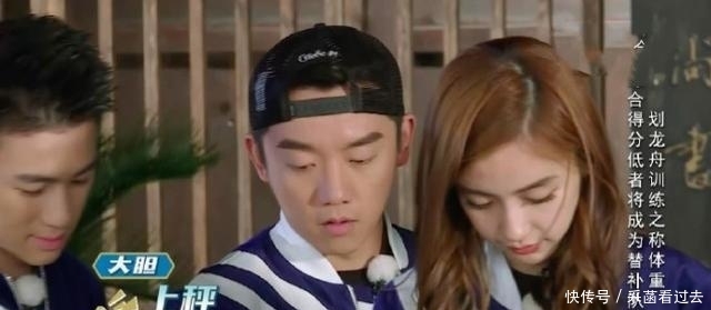 baby不小心摔倒了,蔡徐坤第一个帮忙,郑凯行动才是“守护骑士”