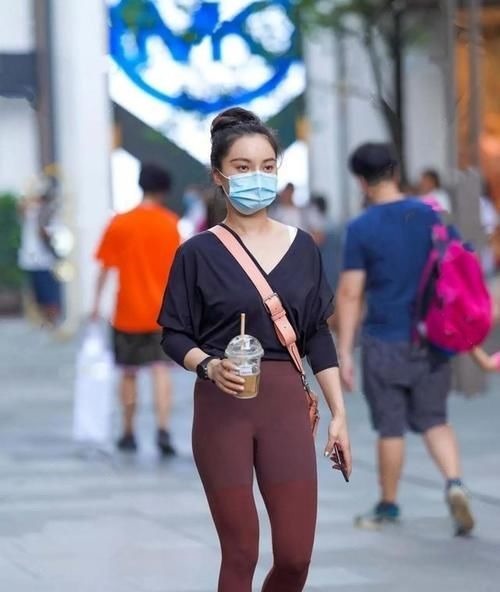 搭配 蓝色经典长袖搭配白色直筒打底裤,满足你的身材,特别好看