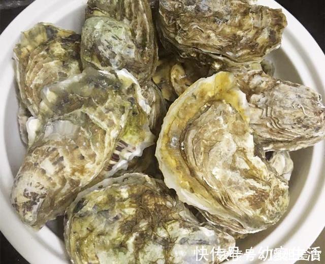 海鲜|煮生蚝时,万万别直接下锅煮,海边人这样做,煮出的生蚝又鲜又嫩
