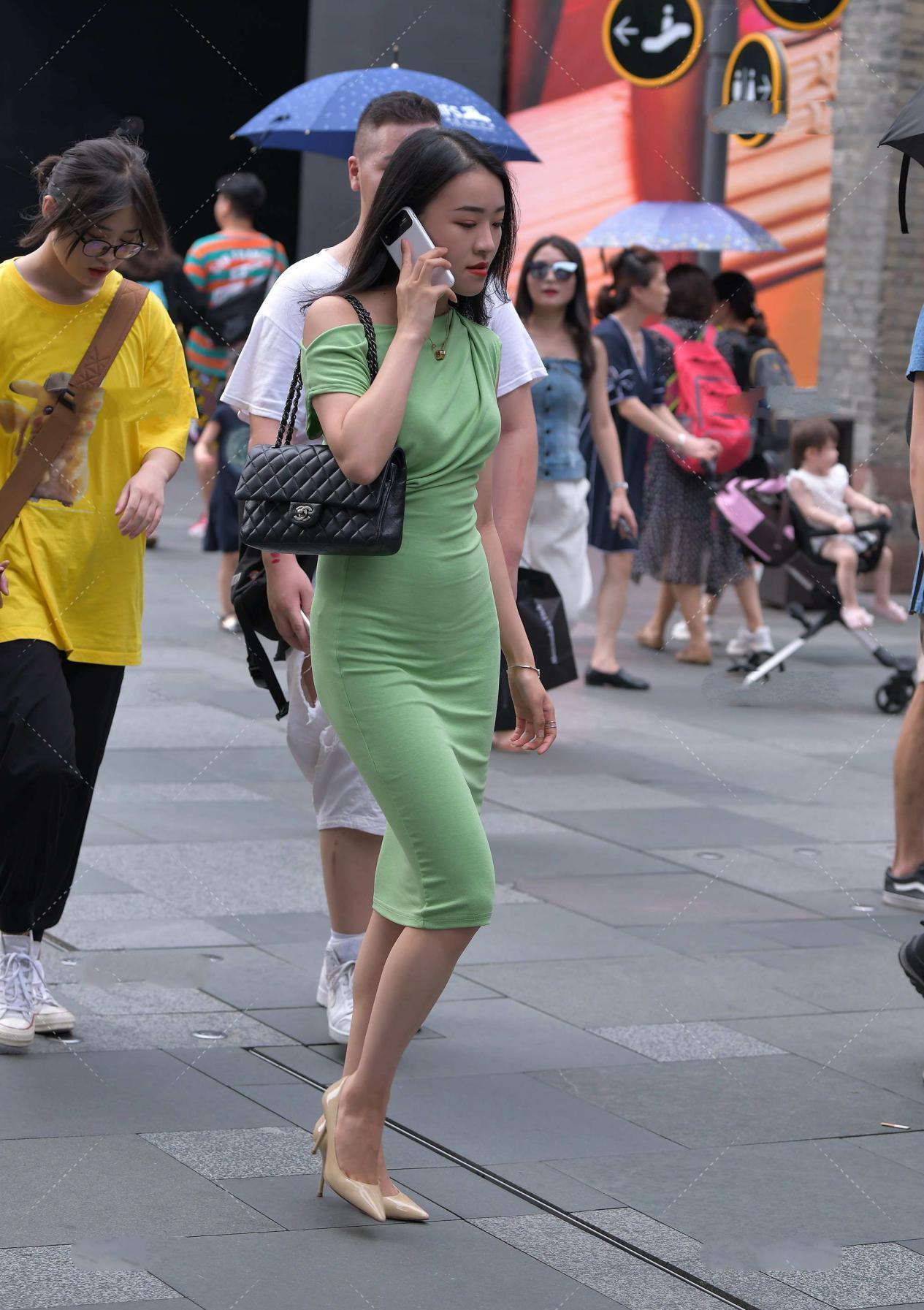  抹茶绿裙子，斜肩设计显独特感，色彩靓丽散发青春感气息