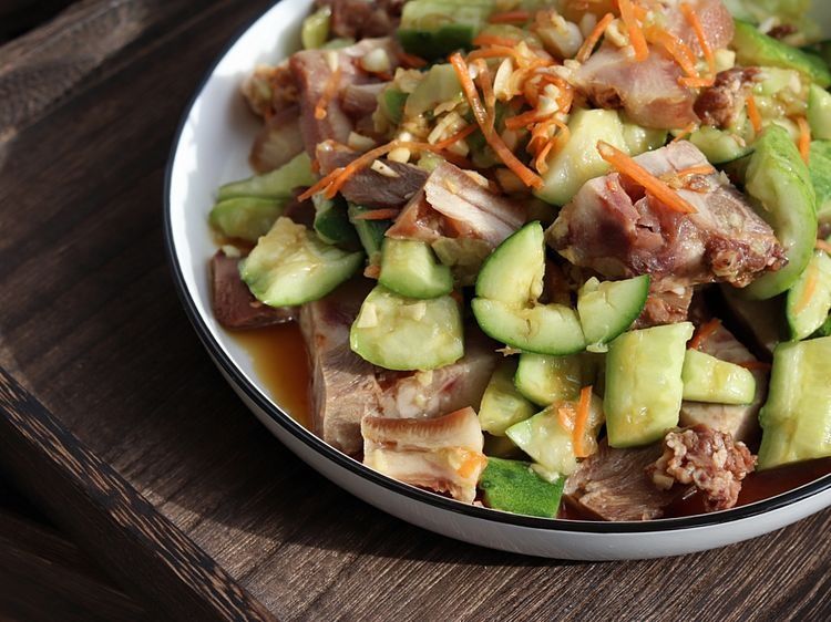 下饭又下酒的黄瓜拌猪头肉,简单拌一拌就上桌,清脆爽口真好吃