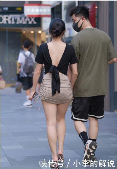 黑色修身t恤搭配卡其色皱纹短裙,个性十足,简单狂野