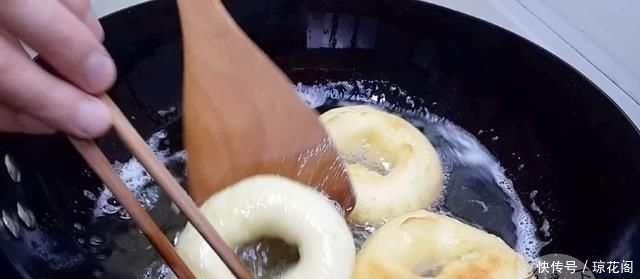 面团|面粉别炸油条了，教你这样做，比烤的简单，比面包香，孩子都爱吃