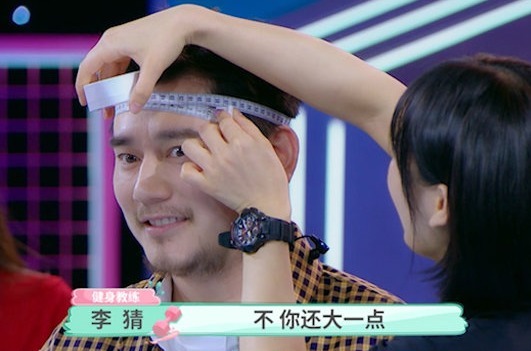 张天爱现场量腰围,比钱枫的头围还小,“蚂蚁腰”让网友羡慕!