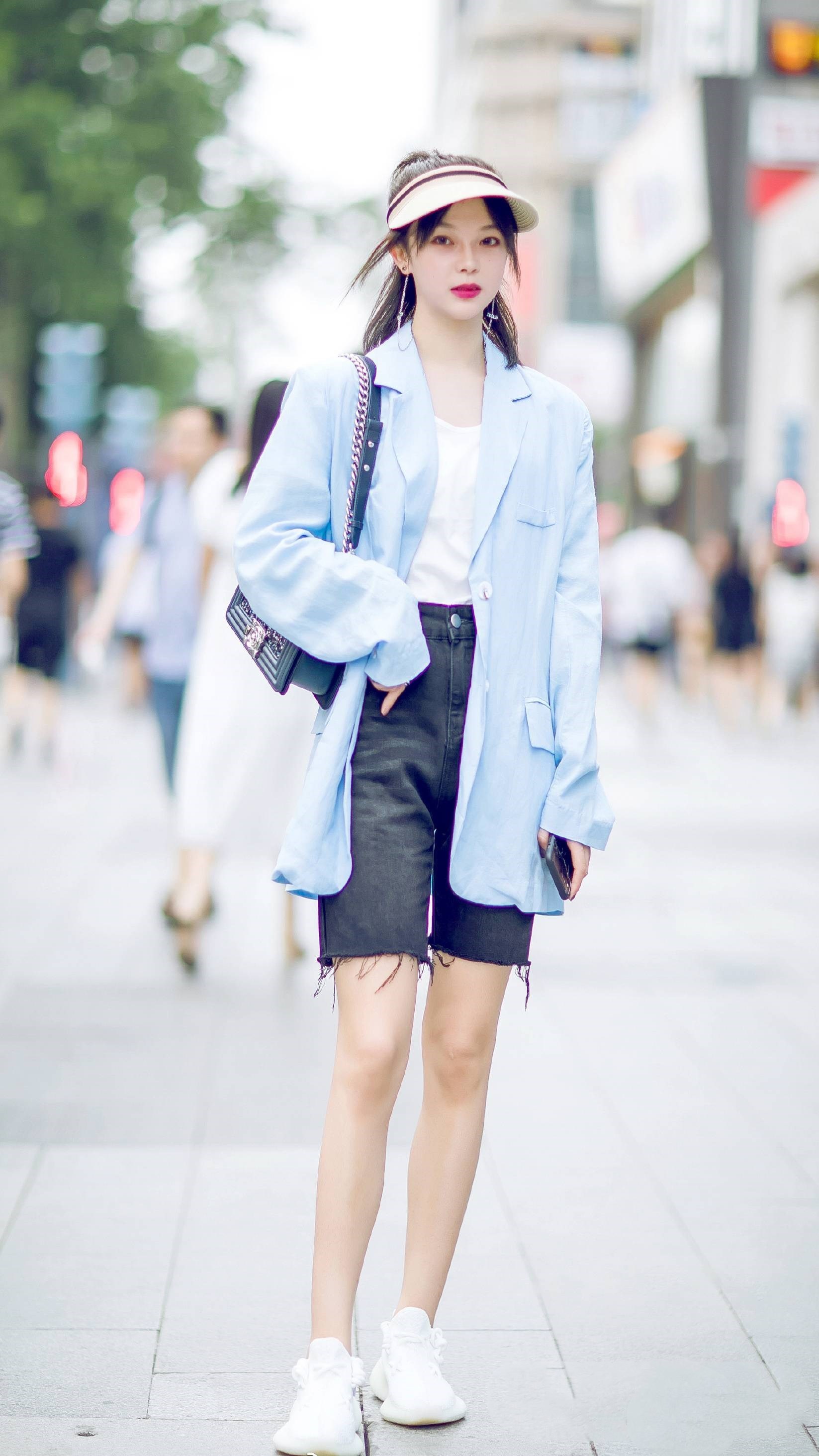 美女|长发飘飘恬静的美女,白色外套配牛仔裤,一双短靴更使身材有型