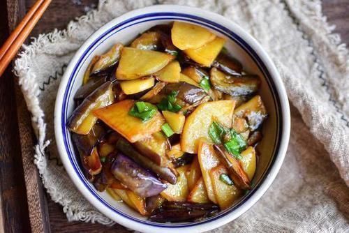 青椒炒茄子|茄子和此物一起炒,堪称“血管清洁工”,软化血管,血管也通畅了