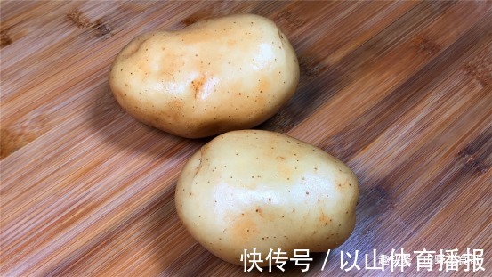 豆瓣酱|炒土豆丝时,有人泡水有人焯水?其实全错了!大厨教你正确做法