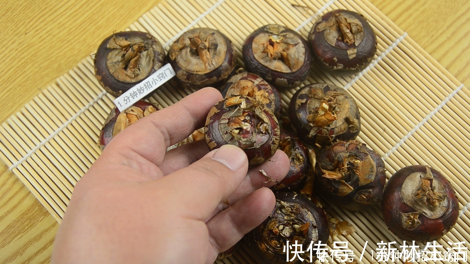 才知道原来荸荠去皮这么容易,老奶奶传授我拿手经验,两秒一个