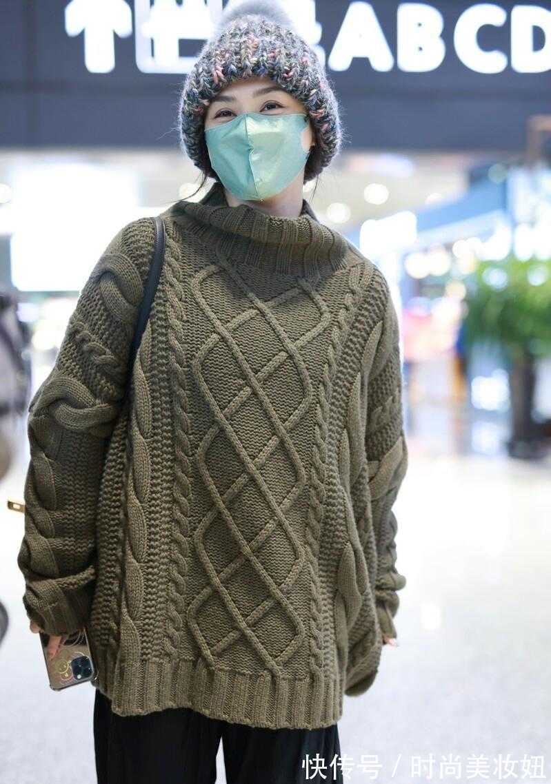 阔腿裤 真替阿娇捏把汗!宽松毛衣配阔腿裤走机场,穿成1米5小个子