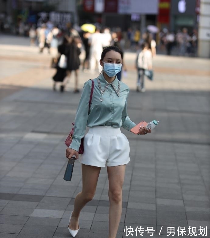女生 气质女生的通勤风穿搭，“镶钻”衬衫加尖头鞋，气场十足！