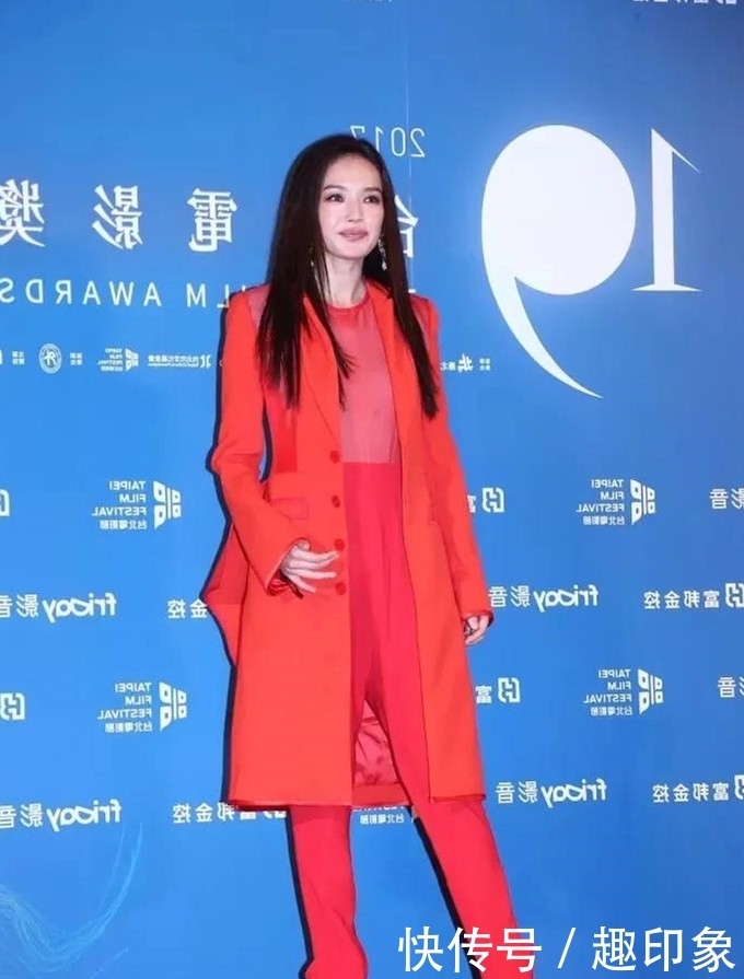 红色|冬季想抢眼吸睛?红色大衣是不错的选择,推荐这7款搭配