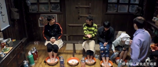 何炅|张子枫双手拿碗跟张艺兴碰,在哥哥面前敷面膜泡脚,没有少女架子