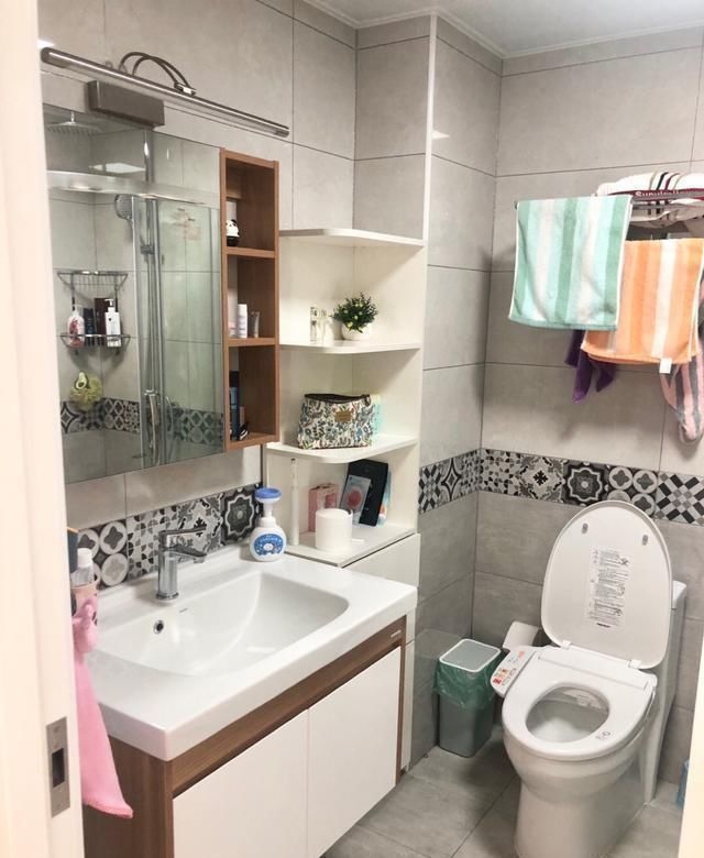 实用|她家90平新房，装修一共花费15万，电视墙很实用，进屋就被迷住