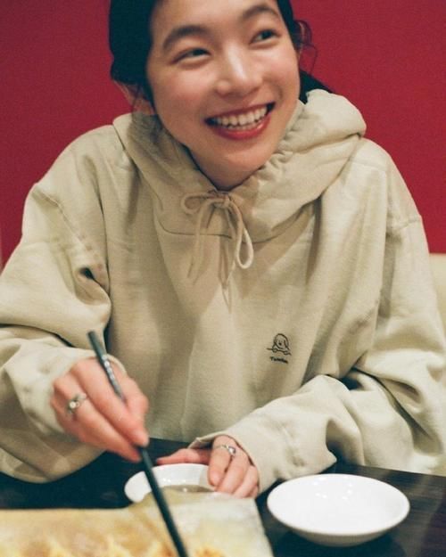 越能坚持8个好习惯的女生，面容会越发白皙靓丽，越老素颜越漂亮