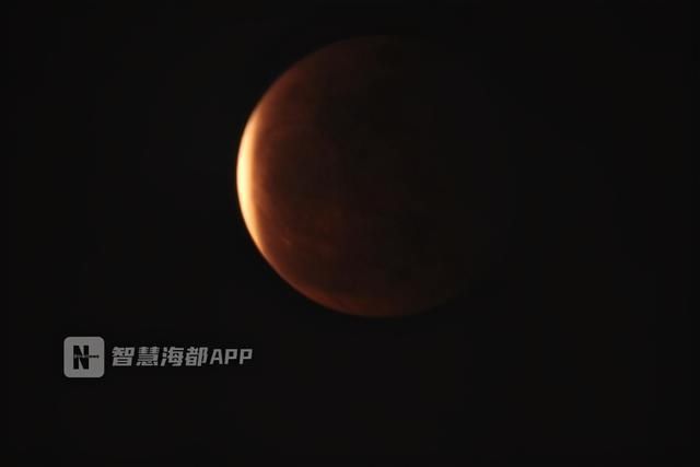红月 “月全食”邂逅年度最大圆月,“超级红月亮”现身福州