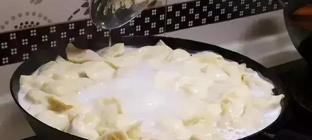 饺子包好后，直接放冰箱就“废了”，教你一招，饺子不粘连不开裂