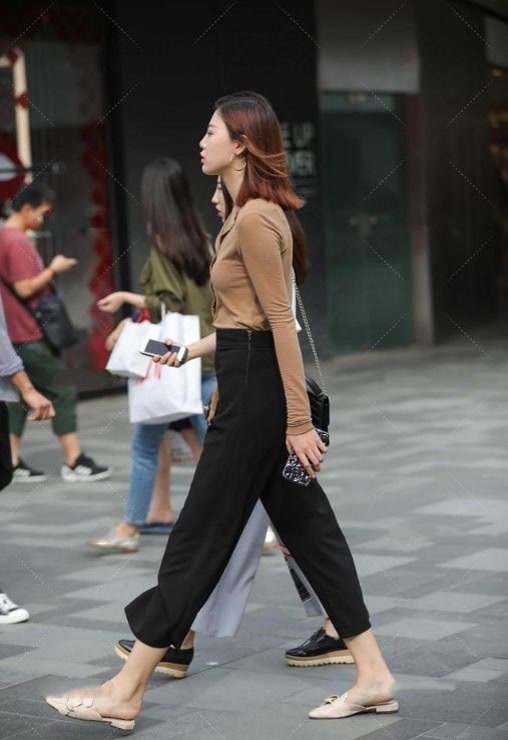 修身长裙 深灰色修身长裙,上身舒适,时尚大气