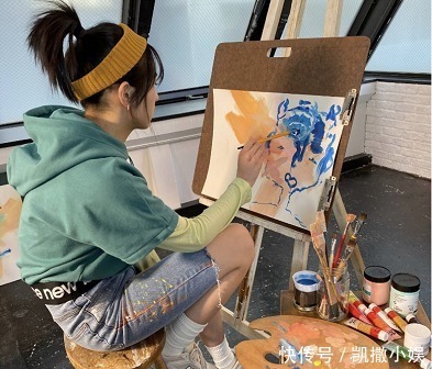 成品|张子枫画画被嘲小学生作品,看清地上5幅成品,美术生都惭愧不已