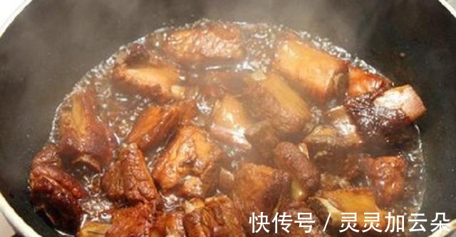 “糖醋排骨”的家常传统做法,味道比饭店的还香,好吃还不油腻!