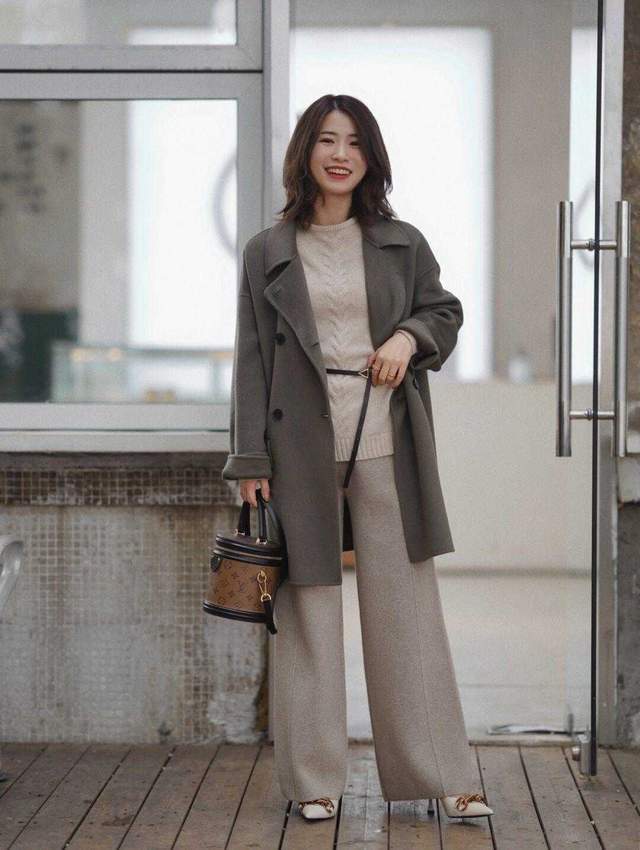 毛衣 中长款大衣的搭配指南,秋冬这样穿百搭又好看,照着穿都不会错