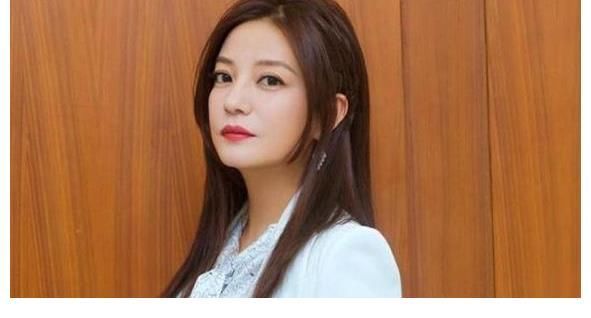 黄晓明|小燕子被封杀？作品被多平台除名？杨紫、黄晓明删博，原因是这些