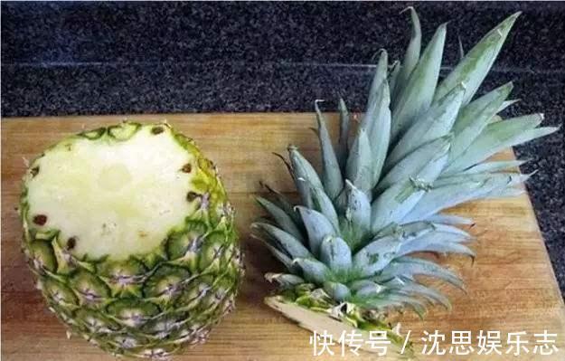 吃菠萝,叶子别扔,做个盆栽像“兰花”,开花就结大“菠萝”