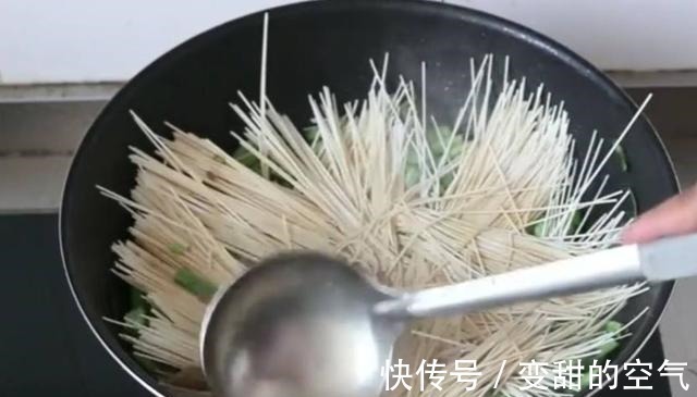 面条不要水煮，不要蒸了，试试这种做法，5分钟做1锅，全家抢着吃！