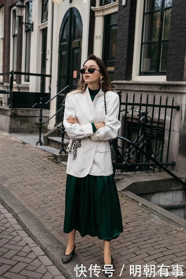 最近火了一种穿法，叫“冬外套+春裙子”，时髦保暖，明星都上瘾