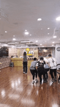 |搞笑GIF段子:挡着人行路了,就得踩着你过去!